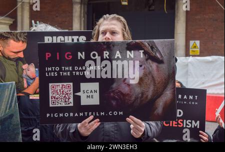 London, England, Großbritannien. Februar 2024. Die Demonstranten kommen am Smithfield Meat Market vorbei. Die Autoren des Dokumentarfilms „Pignorant“ und andere Tierschutzaktivisten haben vor Sainsburys Supermarkt-Hauptsitz in Holborn einen Protest gegen die Grausamkeit an Schweinen insbury inszeniert. Die Aktivisten spielten Aufnahmen von schrecklichen Geräuschen aus Schlachthöfen und wiesen auf die Routinepraxis des Vergasens von Schweinen hin, die die Aktivisten als unmenschlich bezeichnen. (Kreditbild: © Vuk Valcic/ZUMA Press Wire) NUR REDAKTIONELLE VERWENDUNG! Nicht für kommerzielle ZWECKE! Stockfoto