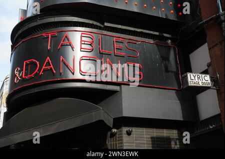 Rotes Neonschild an der Fassade des Windmill Theatre, einem ehemaligen Varieté- und Revue-Theater an der Great Windmill Street Soho London England Großbritannien Stockfoto