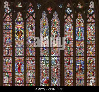 Ein wunderschönes Buntglasfenster mit religiösen Szenen in der Kathedrale von Worcester. Christentum, Religion, Glaubensbegriff. Stockfoto