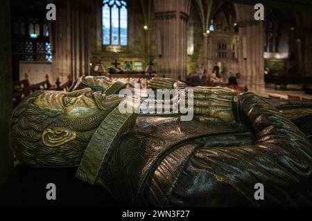 Das reich verzierte Grab von Robert Wilde und seiner Frau Margaret Cooling in der Kathedrale von Worcester. Das Innere der Kathedrale von Worcester ist ein beliebtes Touristenziel. Stockfoto