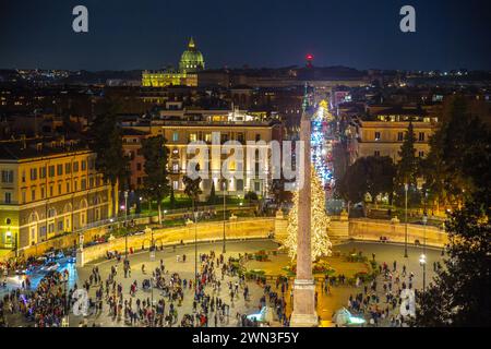 Blick auf die Piazza del Popolo mit Weihnachtsbaum bei Nacht in Rom, Italien Stockfoto