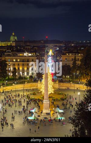 Blick auf die Piazza del Popolo mit Weihnachtsbaum und Oblisten bei Nacht in Rom, Italien Stockfoto