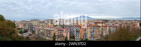 Panoramablick auf die Wohngegend im Hintergrund des Vesuvs, Neapel, Italien Stockfoto