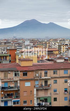 Wohngebiet im Hintergrund des Vesuvs, Neapel, Italien Stockfoto