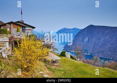 Der kleine Garten und das alte Haus im Alpendorf Bre, gelegen am Monte Bre und beobachtet Ceresio, Monte Pinzernone und Monte Calbiga, Lugano, Schweiz Stockfoto