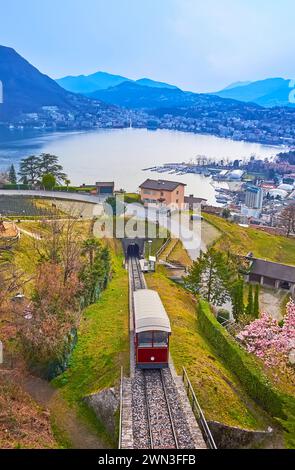 Seilbahn Monte Bre am Berghang am Luganer See, Dorf Albonago, Tessin, Schweiz Stockfoto