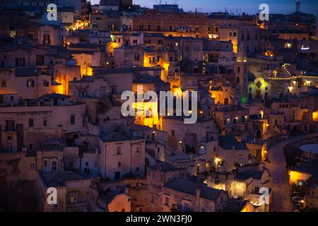 Arial Blick auf Matera sassi bei Nacht, Italien Stockfoto