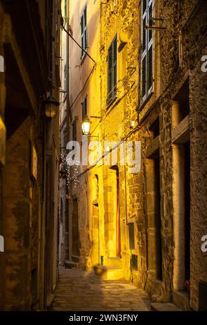 Goldener Sonnenschein in die enge Gasse in Vernazza, Cinque Terre, Italien Stockfoto