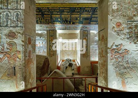 Sarkophag und gemalter Raum in Ramses V und VI (Ramses V und VI) Grab im Tal der Könige, Luxor West Bank, Ägypten Stockfoto