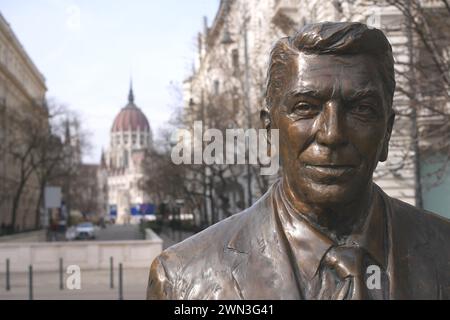 Statue des US-Präsidenten Ronald Reagan, Szabadsag ter (Freiheitsplatz), das parlamentsgebäude dahinter, Budapest, Ungarn Stockfoto