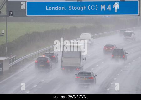 Taplow, Buckinghamshire, Großbritannien. Februar 2024. Es war ein schrecklicher Morgen für Fahrer auf der M4 Smart Motorway in Taplow, Buckinghamshire, wegen des Sprühnebels und des strömenden Regens. Eine gelbe Wetterwarnung für den Regen wurde für Südengland von Mitternacht bis morgen 15,00 ausgegeben. Quelle: Maureen McLean/Alamy Live News Stockfoto