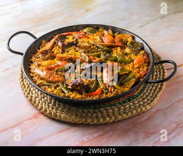 Isolierter Blick auf Paella mixta, typisch spanisches Essen, mediterrane Gastronomie-Kultur, mallorca, balearen Inseln, Spanien Stockfoto