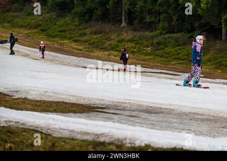 Albrechtice, Isergebirge. Februar 2024. Tanvaldsky Spicak Skigebiet in Albrechtice, Isergebirge, Tschechische Republik, 29. Februar 2024. Die Freizeitaktivitäten der Besucher wurden durch das warme Wetter und damit einen deutlichen Rückgang des Schnees beeinflusst. Quelle: Radek Petrasek/CTK Photo/Alamy Live News Stockfoto