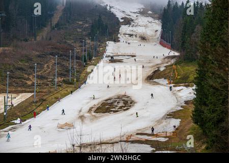 Albrechtice, Isergebirge. Februar 2024. Tanvaldsky Spicak Skigebiet in Albrechtice, Isergebirge, Tschechische Republik, 29. Februar 2024. Die Freizeitaktivitäten der Besucher wurden durch das warme Wetter und damit einen deutlichen Rückgang des Schnees beeinflusst. Quelle: Radek Petrasek/CTK Photo/Alamy Live News Stockfoto