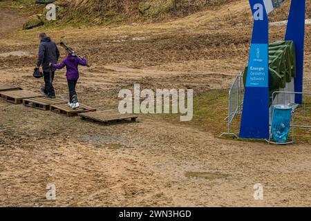 Albrechtice, Isergebirge. Februar 2024. Tanvaldsky Spicak Skigebiet in Albrechtice, Isergebirge, Tschechische Republik, 29. Februar 2024. Die Freizeitaktivitäten der Besucher wurden durch das warme Wetter und damit einen deutlichen Rückgang des Schnees beeinflusst. Quelle: Radek Petrasek/CTK Photo/Alamy Live News Stockfoto