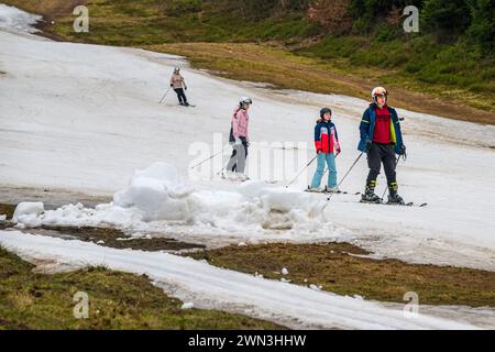 Albrechtice, Isergebirge. Februar 2024. Tanvaldsky Spicak Skigebiet in Albrechtice, Isergebirge, Tschechische Republik, 29. Februar 2024. Die Freizeitaktivitäten der Besucher wurden durch das warme Wetter und damit einen deutlichen Rückgang des Schnees beeinflusst. Quelle: Radek Petrasek/CTK Photo/Alamy Live News Stockfoto