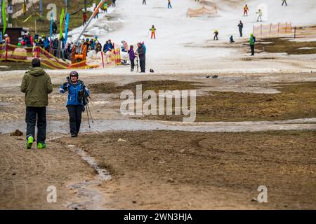 Albrechtice, Isergebirge. Februar 2024. Tanvaldsky Spicak Skigebiet in Albrechtice, Isergebirge, Tschechische Republik, 29. Februar 2024. Die Freizeitaktivitäten der Besucher wurden durch das warme Wetter und damit einen deutlichen Rückgang des Schnees beeinflusst. Quelle: Radek Petrasek/CTK Photo/Alamy Live News Stockfoto