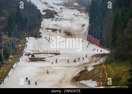 Albrechtice, Isergebirge. Februar 2024. Tanvaldsky Spicak Skigebiet in Albrechtice, Isergebirge, Tschechische Republik, 29. Februar 2024. Die Freizeitaktivitäten der Besucher wurden durch das warme Wetter und damit einen deutlichen Rückgang des Schnees beeinflusst. Quelle: Radek Petrasek/CTK Photo/Alamy Live News Stockfoto