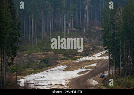 Albrechtice, Isergebirge. Februar 2024. Tanvaldsky Spicak Skigebiet in Albrechtice, Isergebirge, Tschechische Republik, 29. Februar 2024. Die Freizeitaktivitäten der Besucher wurden durch das warme Wetter und damit einen deutlichen Rückgang des Schnees beeinflusst. Quelle: Radek Petrasek/CTK Photo/Alamy Live News Stockfoto