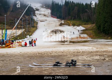 Albrechtice, Isergebirge. Februar 2024. Tanvaldsky Spicak Skigebiet in Albrechtice, Isergebirge, Tschechische Republik, 29. Februar 2024. Die Freizeitaktivitäten der Besucher wurden durch das warme Wetter und damit einen deutlichen Rückgang des Schnees beeinflusst. Quelle: Radek Petrasek/CTK Photo/Alamy Live News Stockfoto