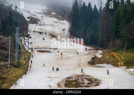 Albrechtice, Isergebirge. Februar 2024. Tanvaldsky Spicak Skigebiet in Albrechtice, Isergebirge, Tschechische Republik, 29. Februar 2024. Die Freizeitaktivitäten der Besucher wurden durch das warme Wetter und damit einen deutlichen Rückgang des Schnees beeinflusst. Quelle: Radek Petrasek/CTK Photo/Alamy Live News Stockfoto