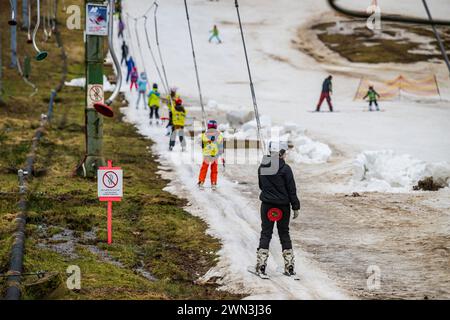 Albrechtice, Isergebirge. Februar 2024. Tanvaldsky Spicak Skigebiet in Albrechtice, Isergebirge, Tschechische Republik, 29. Februar 2024. Die Freizeitaktivitäten der Besucher wurden durch das warme Wetter und damit einen deutlichen Rückgang des Schnees beeinflusst. Quelle: Radek Petrasek/CTK Photo/Alamy Live News Stockfoto