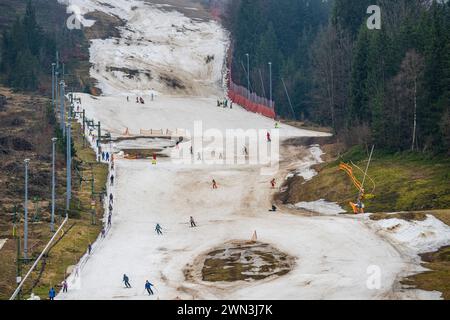 Albrechtice, Isergebirge. Februar 2024. Tanvaldsky Spicak Skigebiet in Albrechtice, Isergebirge, Tschechische Republik, 29. Februar 2024. Die Freizeitaktivitäten der Besucher wurden durch das warme Wetter und damit einen deutlichen Rückgang des Schnees beeinflusst. Quelle: Radek Petrasek/CTK Photo/Alamy Live News Stockfoto