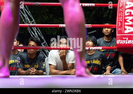 Koh Chang, Thailand. Februar 2024. Zuschauer beobachten Boxer im Kampf, während der wöchentlichen Muay Thai Fights Show in Koh Chang. San Cheng besiegte Thana. Quelle: SOPA Images Limited/Alamy Live News Stockfoto