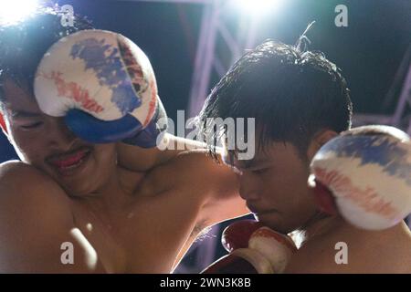 Koh Chang, Thailand. Februar 2024. San Cheng (R) und Thana (L), die während der wöchentlichen Muay Thai Fights Show in Koh Chang in Aktion waren. San Cheng besiegte Thana. (Foto: Nathalie Jamois/SOPA Images/SIPA USA) Credit: SIPA USA/Alamy Live News Stockfoto