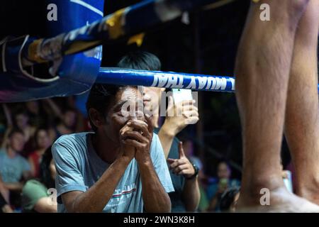 Koh Chang, Thailand. Februar 2024. Ein Trainer reagiert während des Kampfes, bei der wöchentlichen Muay Thai Fights Show in Koh Chang. San Cheng besiegte Thana. (Foto: Nathalie Jamois/SOPA Images/SIPA USA) Credit: SIPA USA/Alamy Live News Stockfoto