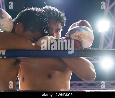 Koh Chang, Thailand. Februar 2024. Thana (R) und San Cheng (L) wurden während der wöchentlichen Muay Thai Fights Show in Koh Chang gesehen. San Cheng besiegte Thana. (Foto: Nathalie Jamois/SOPA Images/SIPA USA) Credit: SIPA USA/Alamy Live News Stockfoto