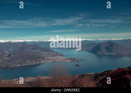 Bezaubernde Aussicht vom Mottarone Berg (Stresa Seite) an einem Wintermorgen. Verbania Stadt mit Blick auf den Lago Maggiore und Isola Madre. Stockfoto