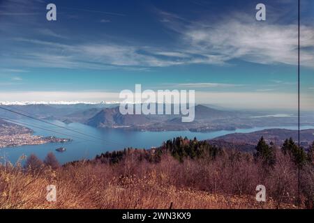 Der große See an einem hellen Februarmorgen. Bezaubernde Aussicht vom Mottarone Berg, Lago Maggiore mit Schweizer Alpen im Hintergrund. Piemont - Italien. Stockfoto