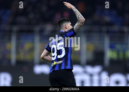 Mailand, Italien. Februar 2024. Alessandro Bastoni vom FC Internazionale Gesten während des Fußballspiels der Serie A zwischen dem FC Internazionale und Atalanta BC im Stadio Giuseppe Meazza am 28. Februar 2024 in Mailand Italien. Quelle: Marco Canoniero/Alamy Live News Stockfoto