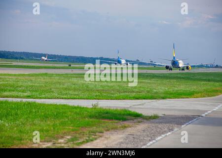 Ukrainisches Passagierflugzeug AZURAIR Boeing 737-800 UR-AZO. Flughafenvorfeld. Flugzeuge auf der Start- und Landebahn. Das Flugzeug kommt an. Ukraine, Kiew - 1. September 2021. Stockfoto