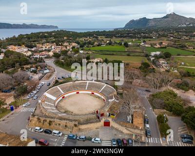 Luftaufnahme von Alcudia auf Mallorca, Drohnenansicht der Plaza de toros, bullfigste Arena Stockfoto