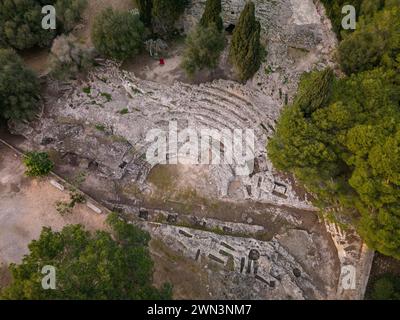Ein Blick aus der Vogelperspektive auf das römische Theater von Pollentia, Alcudia auf Mallorca Stockfoto