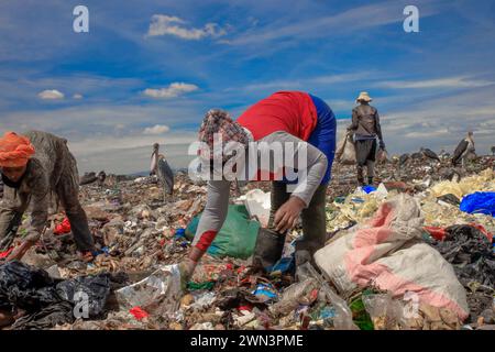 Nairobi, KENIA. Februar 2024. Abfallsammler suchen auf der Dandora-Deponie in Nairobi, Kenia, nach recycelbaren Produkten. Dandora ist ein Slum in Nairobi Kenia, das 1977 gegründet wurde. Im Inneren des Dandora-Slums befindet sich eine der größten und bekanntesten Deponien von Dandora. Die 30 Hektar große Anlage mit geschätzten 850 festen Abfällen aus ganz Nairobi wurde 1975 gegründet. Jede Minute laden die Abfallsammler am Standort Abfälle aus den verschiedenen Lkws ab, die am Standort ankommen. Die Müllsammler, die auch aus verschiedenen Teilen der Dandora-Slums leben, sind von der Deponie abhängig Stockfoto