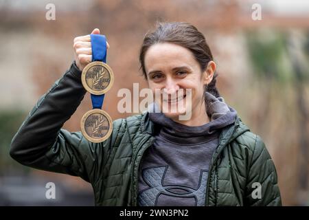 Prag, Tschechische Republik. Februar 2024. Die tschechische Eiskunstläuferin Martina Sablikova posiert vor Fotografen während der Pressekonferenz in Prag, Tschechische Republik, 29. Februar 2024. Quelle: Ondrej Deml/CTK Photo/Alamy Live News Stockfoto