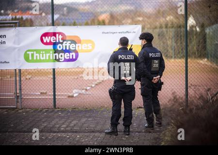 Der Bundesminister fâˆöÂºr Wirtschaft und Klimaschutz Robert Habeck besucht am 15.02.2024 die Viba Sweets in Floh-Seligentahl, ThâˆöÂºringen Polizisten bewachen das Betriebsgelaende - vor einem Werbetransparent des Landes Thüringen Fotografiert im Auftrag des BMWK Berlin Deutschland *** Bundesminister für Wirtschaft und Klimaschutz Robert Habeck besucht Viba Sweets in Floh Seligentahl, Thüringen am 15. Februar 2024 bewachen Polizeibeamte das Betriebsgelände vor einem Werbeträger des Landes Thüringen, das im Auftrag des BMWK Berlin fotografiert wurde Copyright: xDominikxB Stockfoto