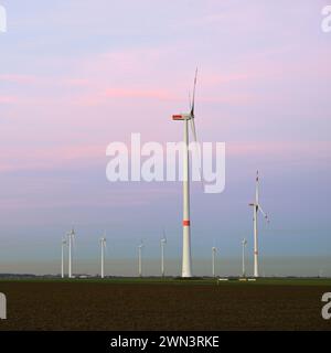 Windkraftanlagen, Windpark, Windpark, Windmühlen, Windkraft auf Ackerland, erneuerbare Energie mit verschmutzter Luft über dem Horizont, NRW, Deutschland. Stockfoto