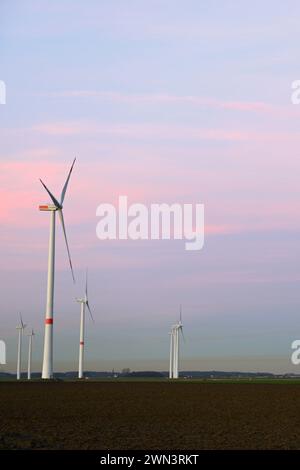 Windkraftanlagen, Windpark, Windpark, Windmühlen, Windkraft auf Ackerland, erneuerbare Energie mit verschmutzter Luft über dem Horizont, NRW, Deutschland. Stockfoto