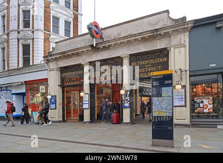 Haupteingang zur U-Bahnstation South Kensington, Thurloe Street, London, Großbritannien. U-Bahn-Station für die wichtigsten Londoner Museen. Stockfoto