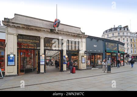 Haupteingang zur U-Bahnstation South Kensington, Thurloe Street, London, Großbritannien. U-Bahn-Station für die wichtigsten Londoner Museen. Stockfoto