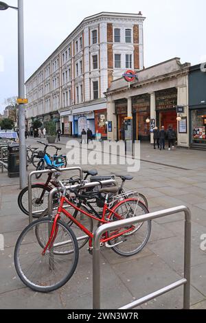 Haupteingang zur U-Bahnstation South Kensington, Thurloe Street, London, Großbritannien. U-Bahn-Station für die wichtigsten Londoner Museen. Stockfoto