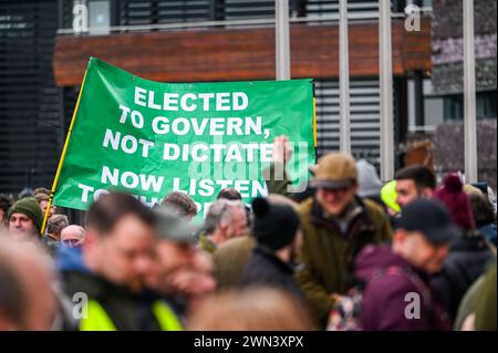 29. Februar 2024, Cardiff, Wales. Die Bauern nehmen an einem Protest in der walisischen Hauptstadt Cardiff vor dem Senedd Teil. Die Bauern protestierten, um ihre Einwände gegen eine umfassende Überarbeitung der Agrarsubventionen in Wales, bekannt als Sustainable Farming Scheme (SFS), zu zeigen, die hans von den Gewerkschaften als „unbrauchbar“ bezeichnet wurde. Stockfoto