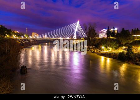 Podgorica, Montenegro - 12. Februar 2024: Die Millennium Bridge ist eine Seilbrücke, die den Fluss Moraca in Podgorica überspannt. Stockfoto