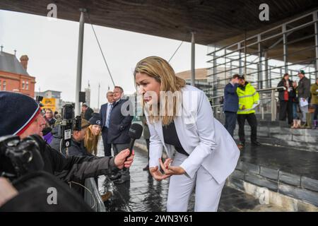 29. Februar 2024, Cardiff, Wales. Abgebildet ist die walisische Konservative Laura Anne Jones, die an einem Protest in der walisischen Hauptstadt Cardiff vor dem Senedd teilnimmt. Die Bauern protestierten, um ihre Einwände gegen eine umfassende Überarbeitung der Agrarsubventionen in Wales zu zeigen, die als Sustainable Farming Scheme (SFS) bekannt ist und von Gewerkschaften als „unbrauchbar“ bezeichnet wird. Stockfoto