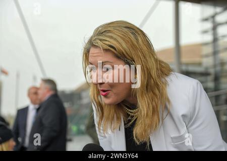 29. Februar 2024, Cardiff, Wales. Abgebildet ist die walisische Konservative Laura Anne Jones, die an einem Protest in der walisischen Hauptstadt Cardiff vor dem Senedd teilnimmt. Die Bauern protestierten, um ihre Einwände gegen eine umfassende Überarbeitung der Agrarsubventionen in Wales zu zeigen, die als Sustainable Farming Scheme (SFS) bekannt ist und von Gewerkschaften als „unbrauchbar“ bezeichnet wird. Stockfoto