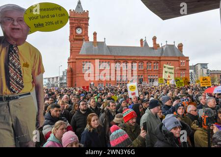 29. Februar 2024, Cardiff, Wales. Die Bauern nehmen an einem Protest in der walisischen Hauptstadt Cardiff vor dem Senedd Teil. Die Bauern protestierten, um ihre Einwände gegen eine umfassende Überarbeitung der Agrarsubventionen in Wales, bekannt als Sustainable Farming Scheme (SFS), zu zeigen, die hans von den Gewerkschaften als „unbrauchbar“ bezeichnet wurde. Stockfoto